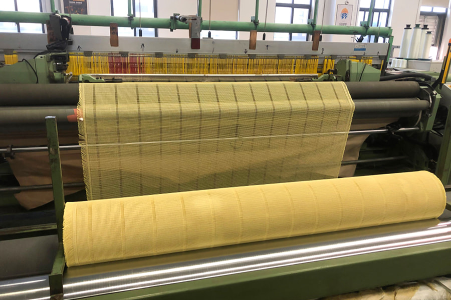 Rotolo di tessuto a rete rinforzato con aramide ad alta resistenza – per materiali di base compositi